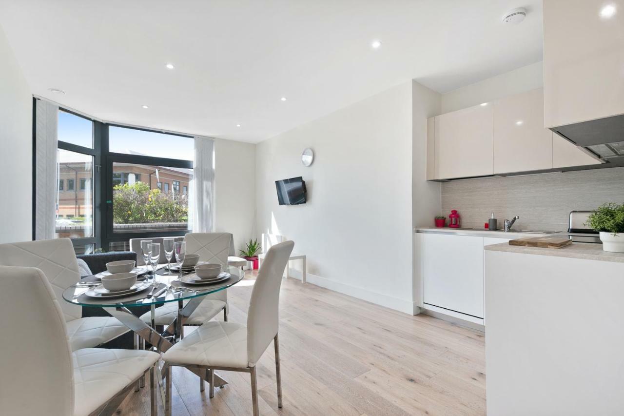 Mondial Apartments At Heathrowウェスト・ドレイトン、ロンドン エクステリア 写真
